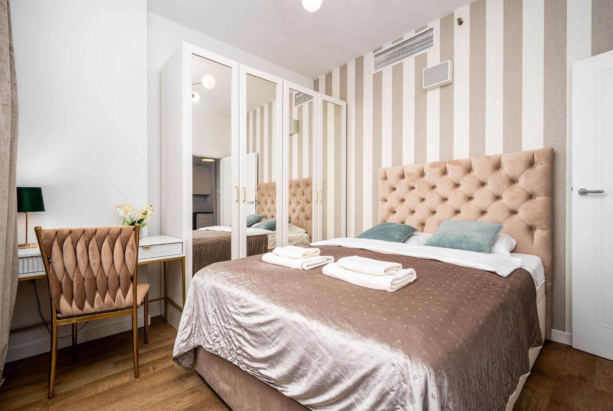 Wola Tower Deluxe Separate Bedroom With Free Garage - By Perfect Apart Varšava Exteriér fotografie